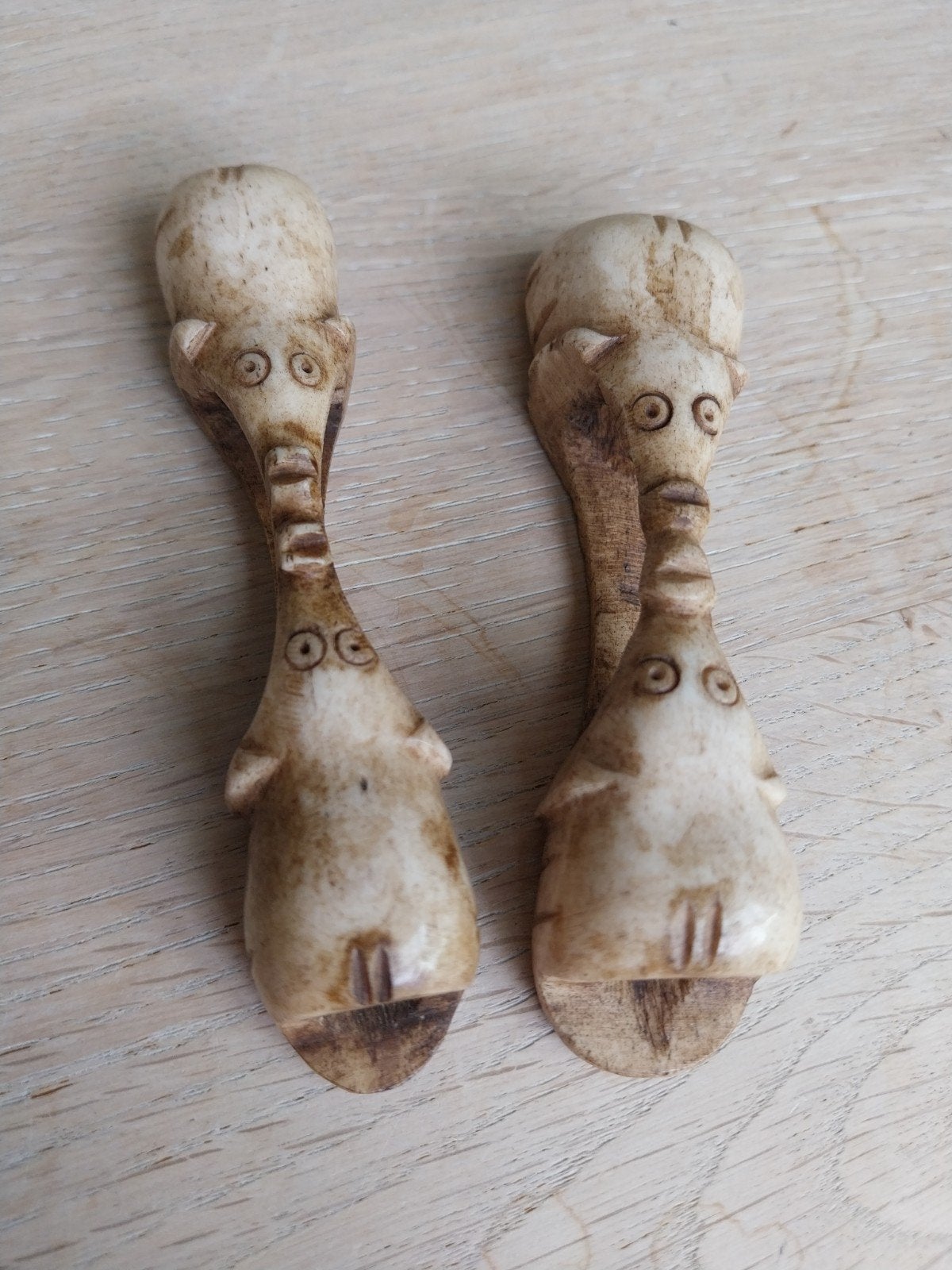Twee beeldjes uit been, Antiek en Kunst, Ophalen