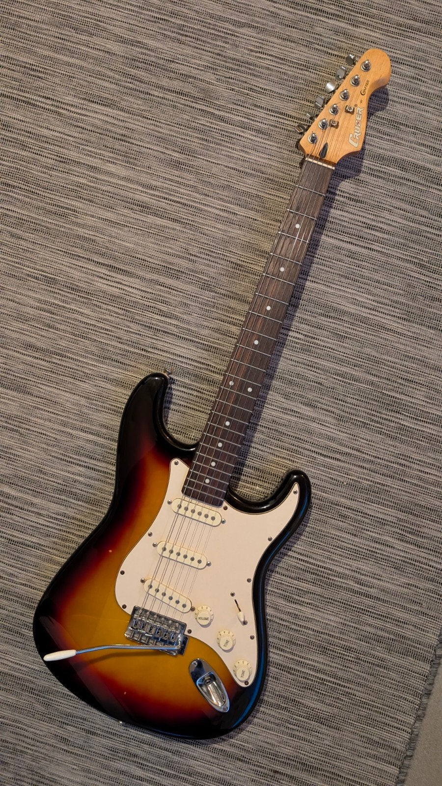 Stratocaster Cruzer van Crafter, Ophalen