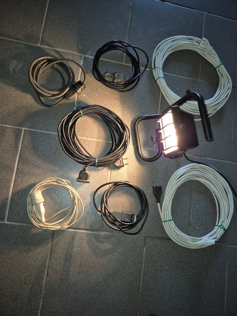 Projecteur + Lot de rallonges, Bricolage & Construction, Éclairage de chantier, Utilisé, Autres types, Enlèvement ou Envoi