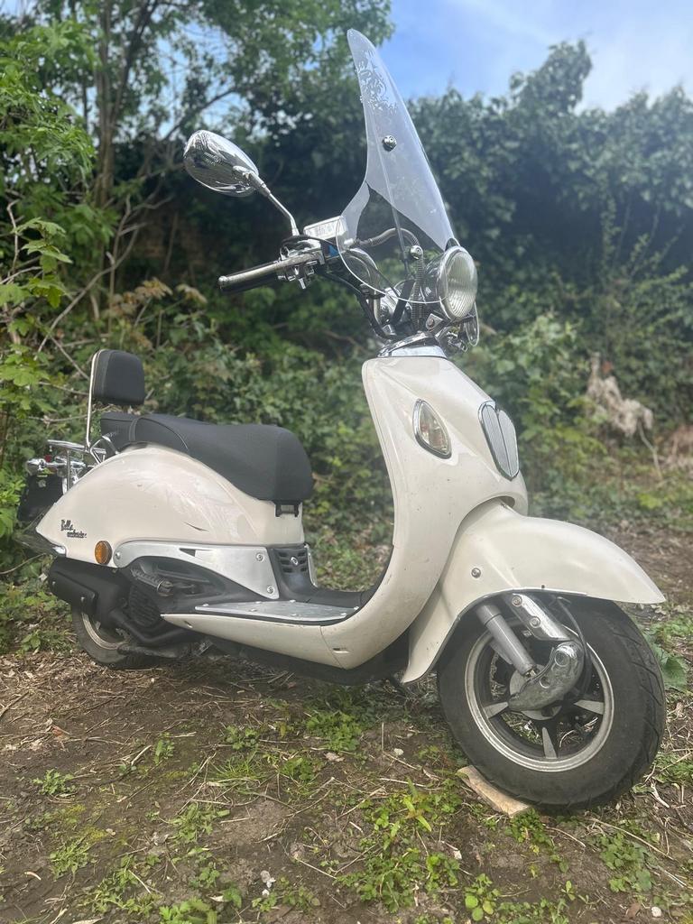 Scooter 125cc retro hoog windscherm rijd en remtperfect, Ophalen of Verzenden, Zo goed als nieuw