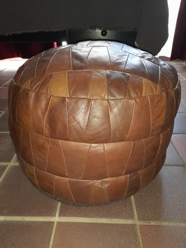 Vintage ronde lederen bruine poef – Ø 50 cm, Ophalen, Gebruikt, Leer, 50 tot 75 cm