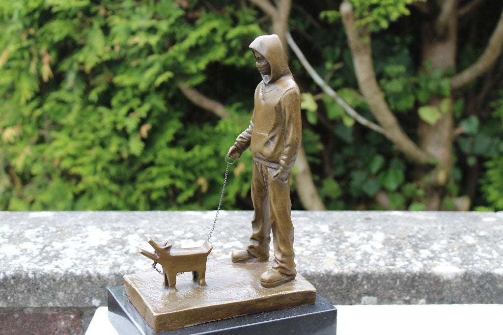 le garçon et le chien en bronze signé, BANKSY ., Enlèvement ou Envoi, Bronze
