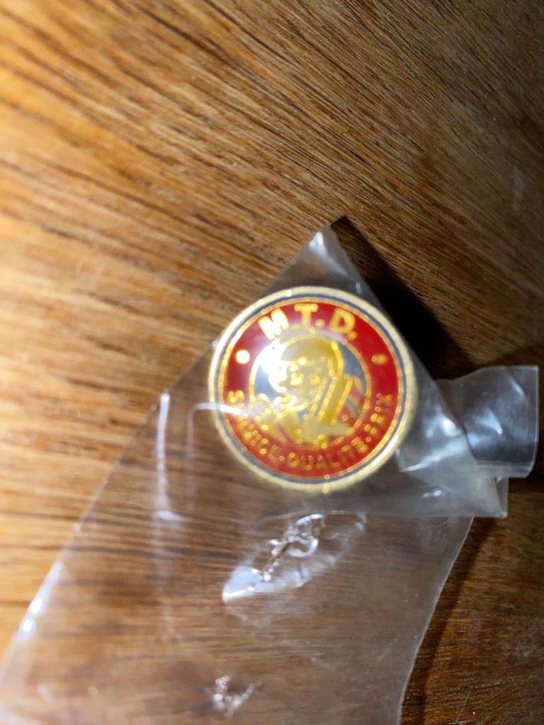 Pin's M.T.D. vintage Collector ‘90s B Neuf emballé, Envoi, Neuf, Marque, Insigne ou Pin's