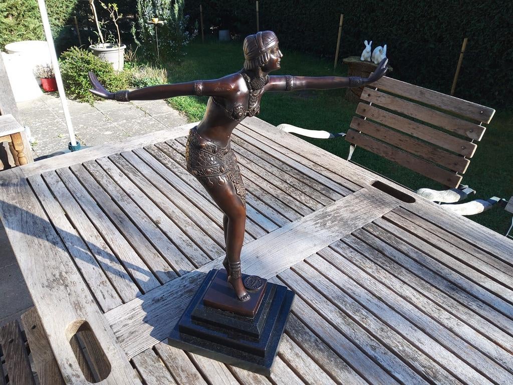Fenicische danseres, Enlèvement