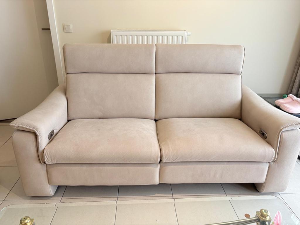 Beige elektrische lig zetel, Ophalen, Kunststof, Driepersoons, Zo goed als nieuw