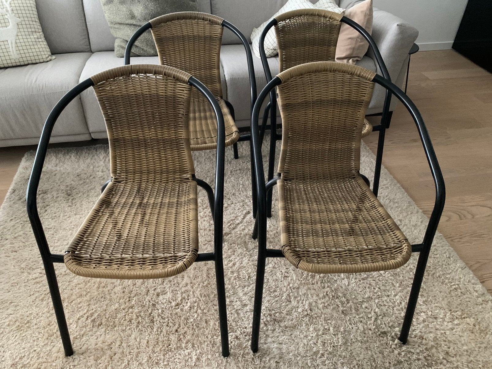 4 tuinstoelen , houtkleurige zitting, zwart metalen poten, Tuin en Terras, Ophalen, Zo goed als nieuw, Kunststof, Stapelbaar