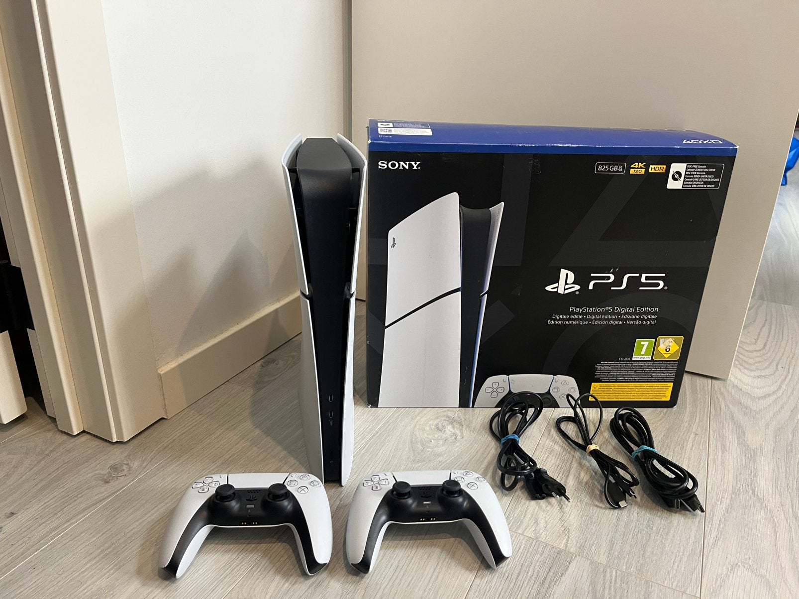 PS5 Slim Digital Edition + 2 Controllers + Doos, Games en Spelcomputers, Ophalen, Zo goed als nieuw