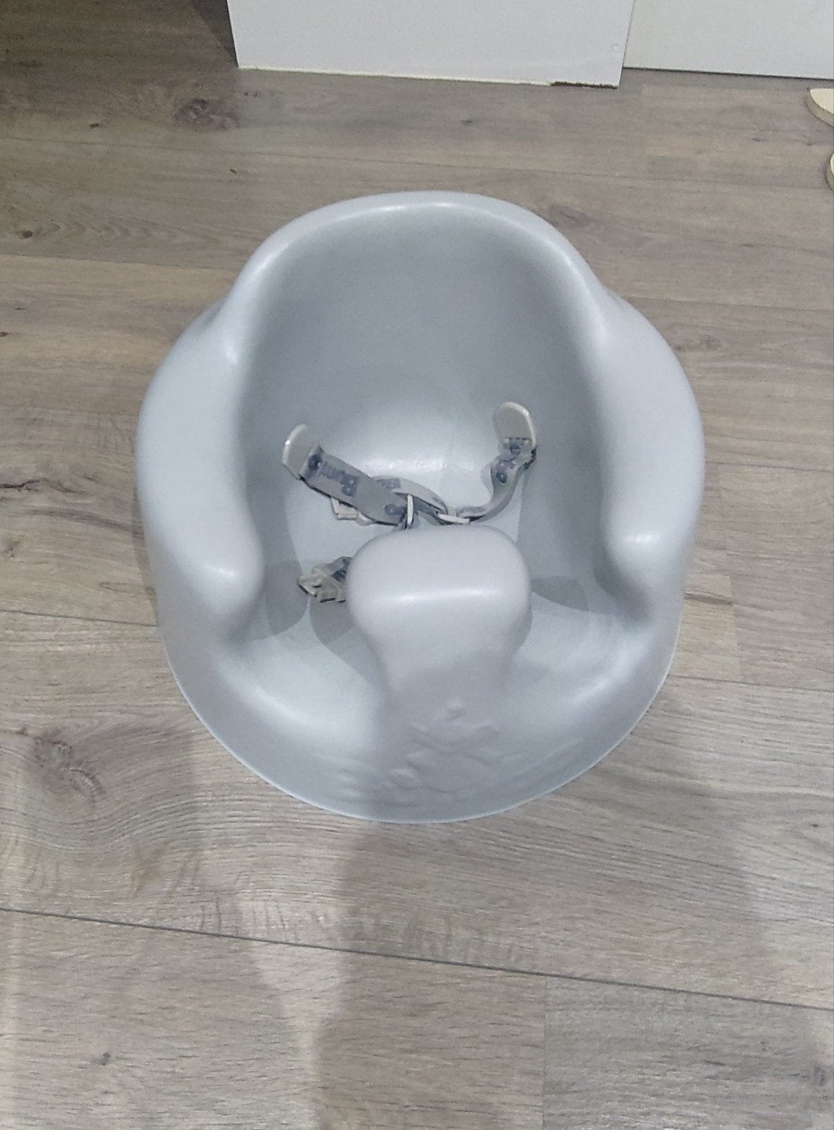 bumbo zitje met riempjes - grijs, Kinderen en Baby's, Ophalen, Nieuw, Overige typen, Gordel(s)