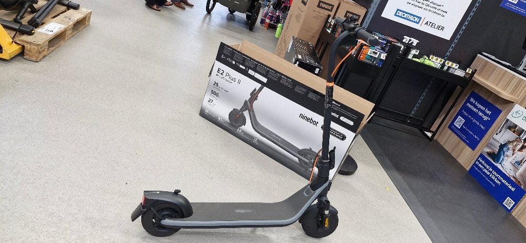NINEBOT SEGWAY E2 PLUS II, Fietsen en Brommers, Steps, Ophalen, Zo goed als nieuw, Elektrische step (E-scooter), Segway ninebot