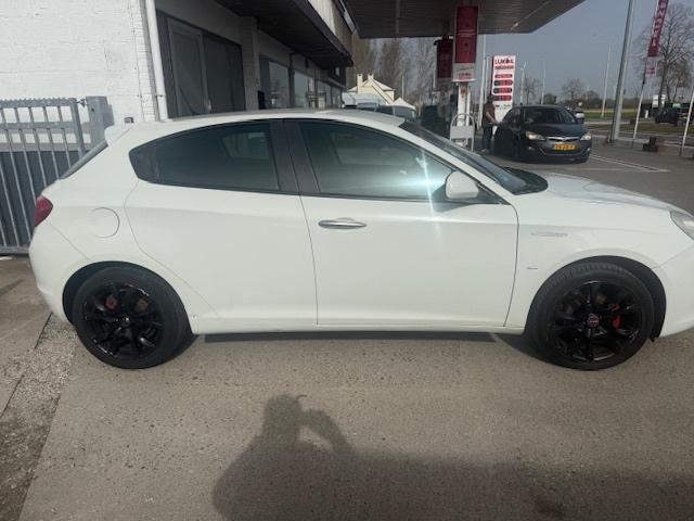 Alfa Giulietta Benzine Veel KM Rijdt TOP!, Auto's, Euro 5, 4 cilinders, Wit, Bedrijf