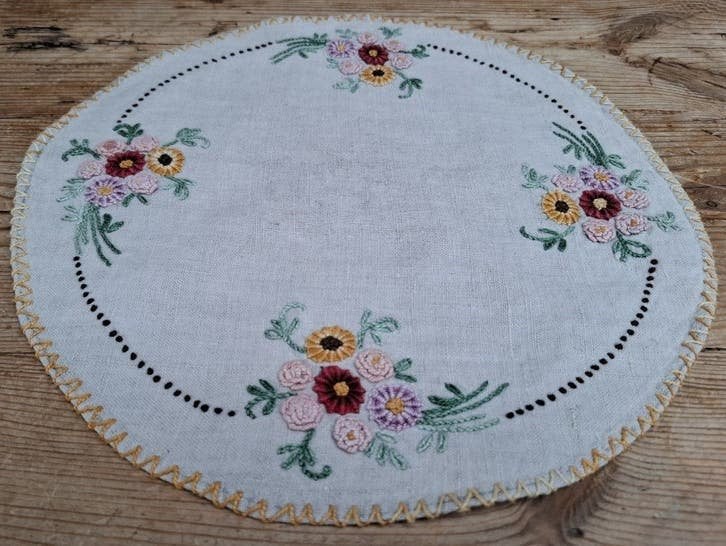 Frans brocante geborduurd rond linnen kleedje, bloemen, Ophalen of Verzenden