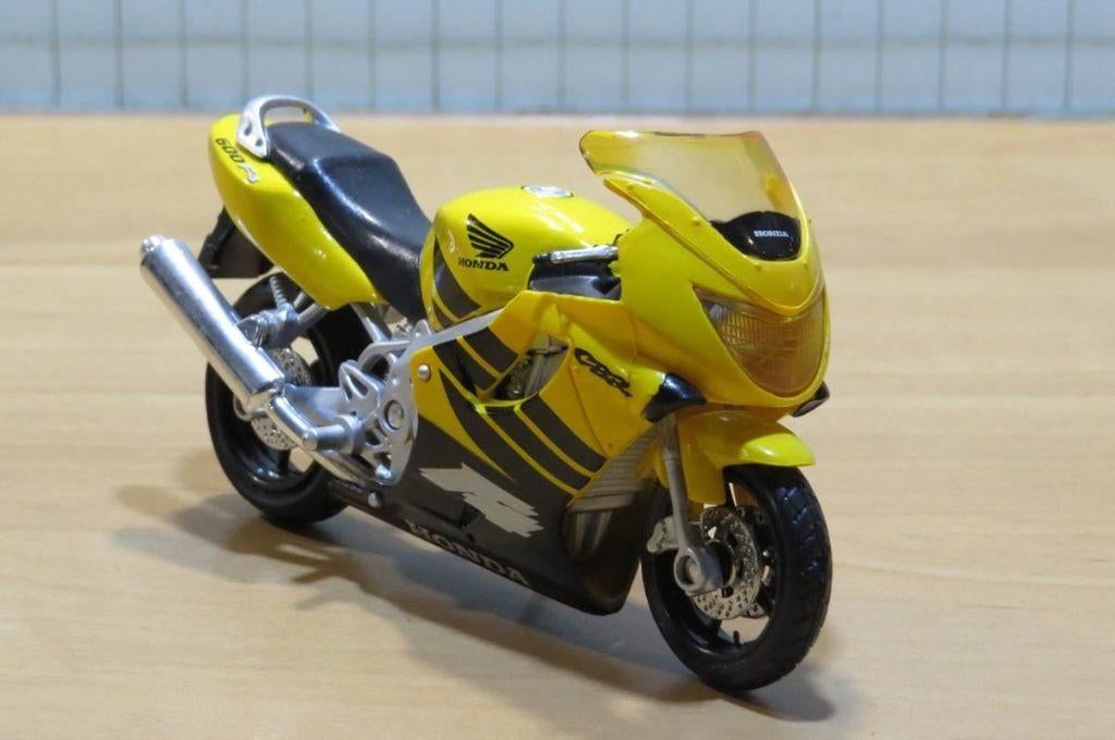 Honda CBR600F yellow 1999 1:18 los, Enlèvement ou Envoi, Neuf, Moteur, Maisto