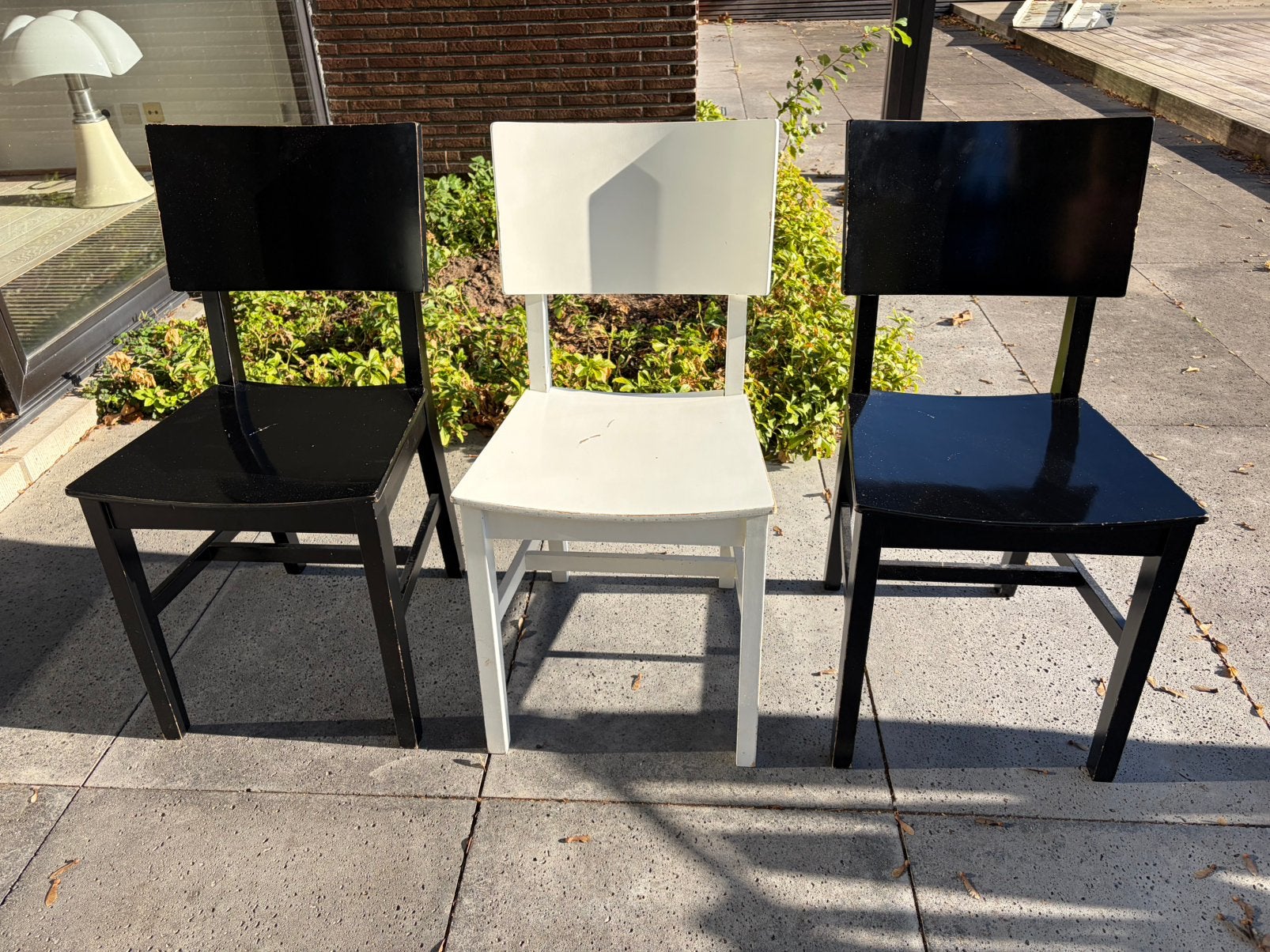3 chaises robustes en bois Ikea — noir et blanc, Maison & Meubles, Trois, Enlèvement, Utilisé, Bois