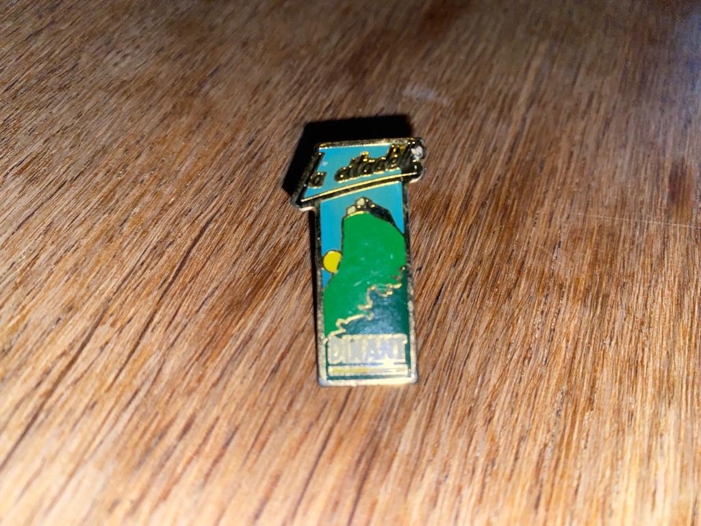 Pin’s Dinant Citadelle vintage Collector ‘90s Bon état, Envoi, Utilisé, Ville ou Campagne, Insigne ou Pin's