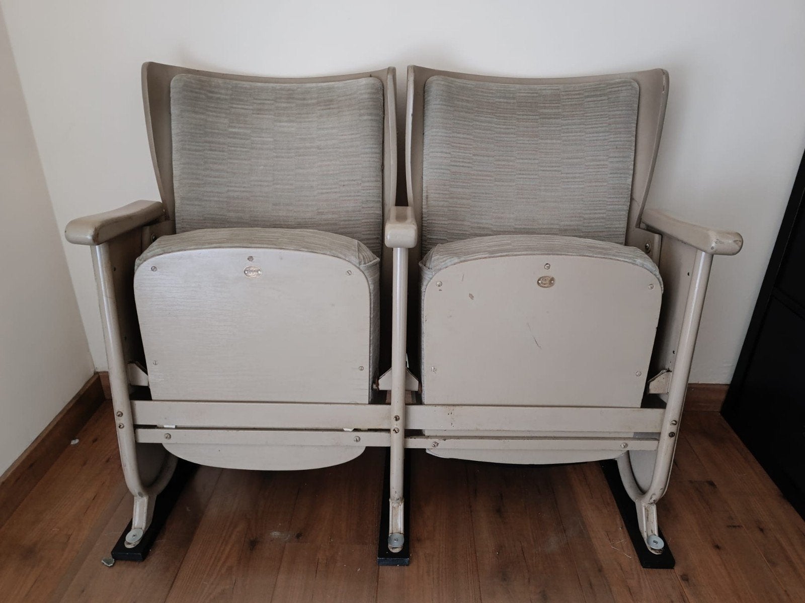 Te koop cinemastoelen, Ophalen