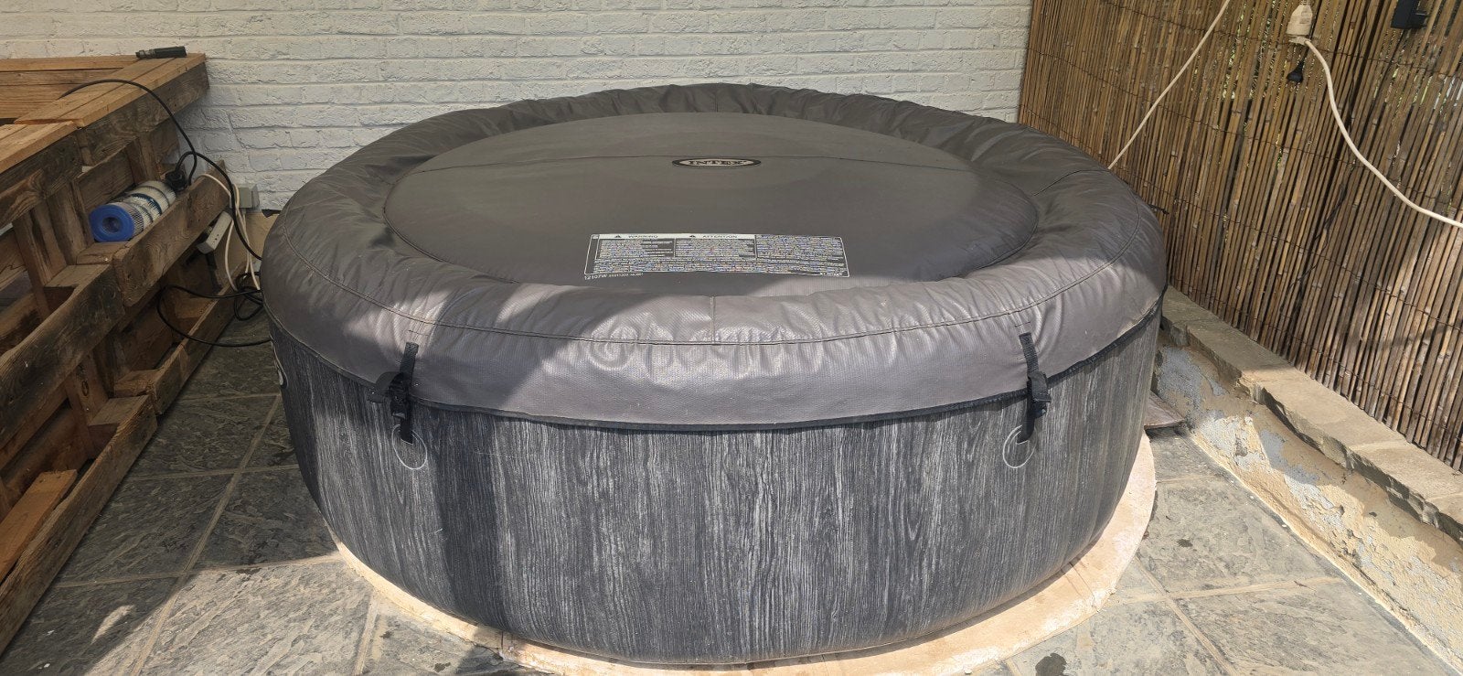 Intex Greywood Deluxe 6-persoons opblaasbare spa - Wi-Fi, Ophalen, Grondzeil, Opblaasbaar