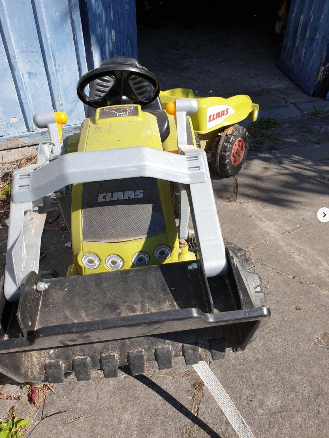 à donner : vélo, tracteur avec remorque, casques, Enlèvement, Utilisé, Garçon ou Fille