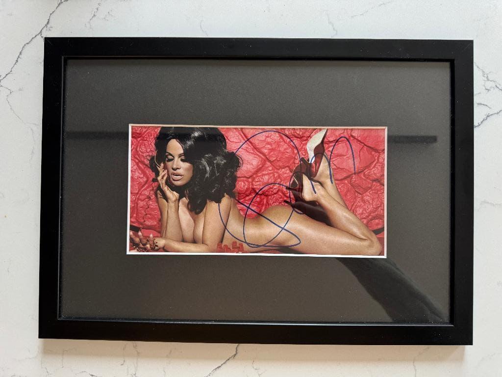 PAMELA ANDERSON (1967 - ) - Gesigneerde foto ingelijst, Verzamelen, Foto's en Prenten, Ophalen, Foto