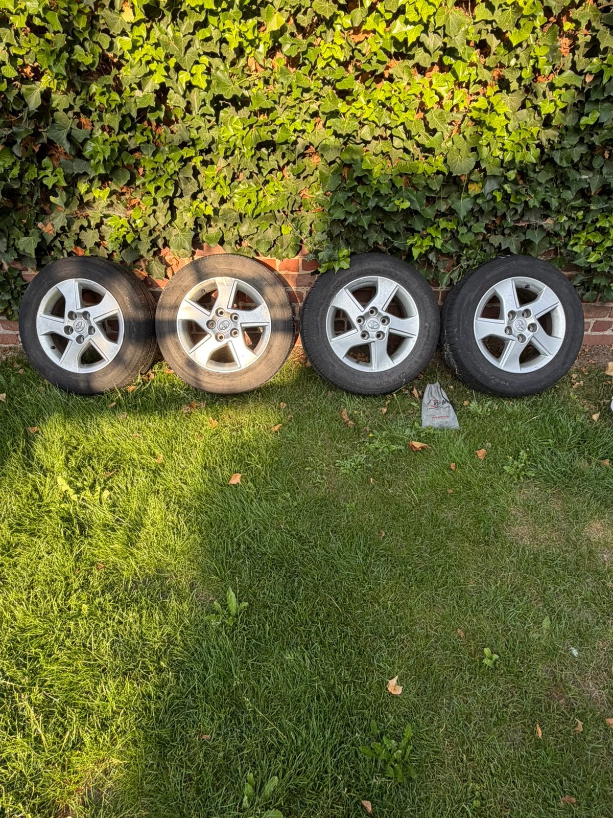 Toyota velgen + autobanden 195/65 R 15, Autos : Pièces & Accessoires, Pneu(s), Enlèvement, Utilisé, 195 mm