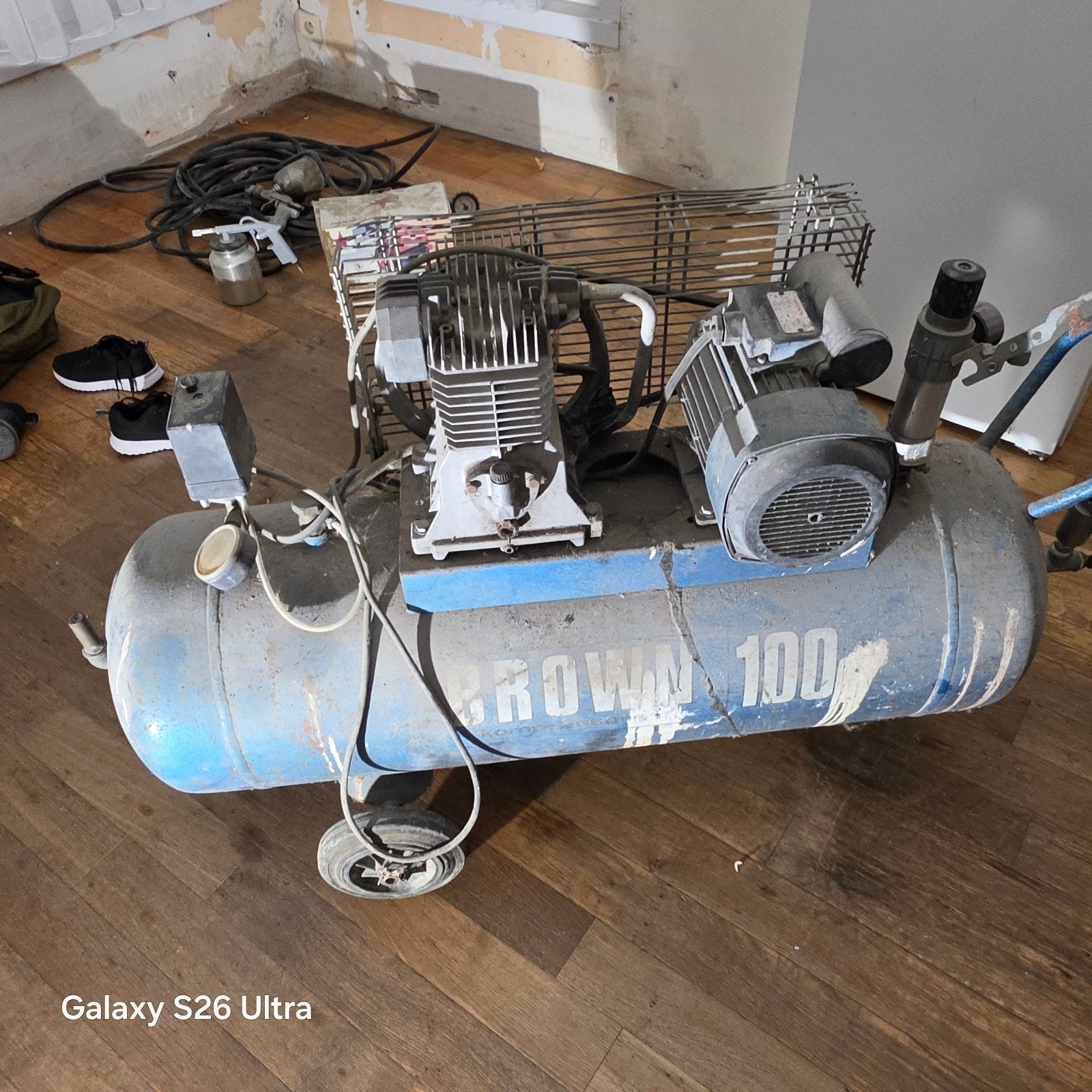 Te koop: Brown 100L Compressor met accessoires, Doe-het-zelf en Bouw, Ophalen