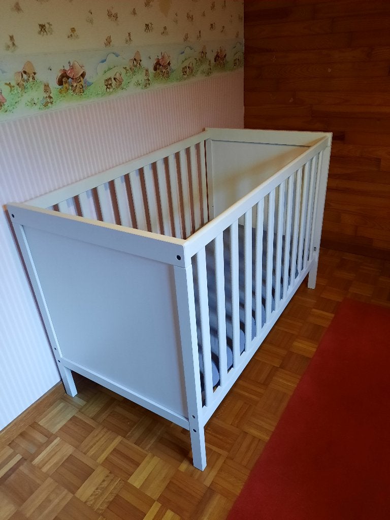 Lit bébé, blanc, Ikea, avec matelas et draps, Enlèvement, Comme neuf, Lit