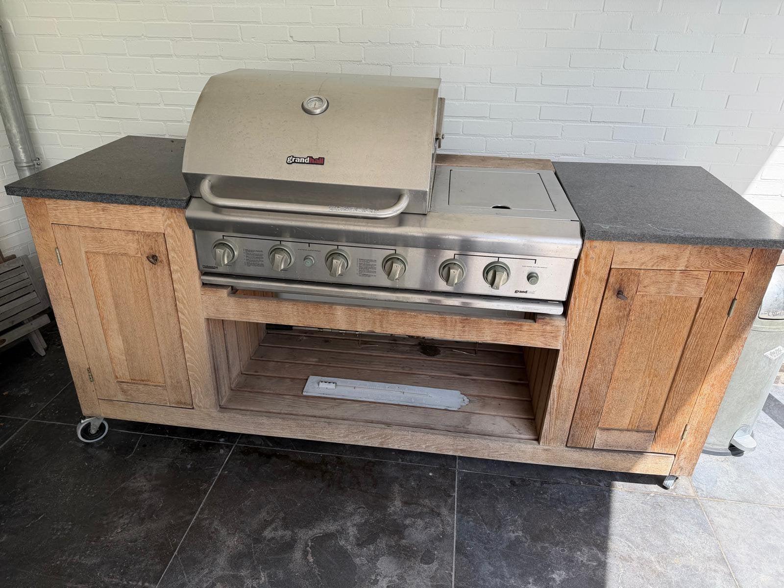 Grote gasbarbeque op wielen met op maat gemaakt coverzuil, Ophalen, Zo goed als nieuw, Gas