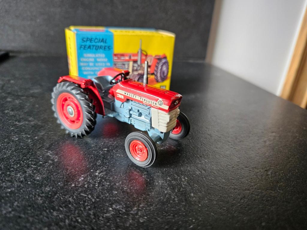 Tracteur Massey Ferguson Corgy Toys, Enlèvement