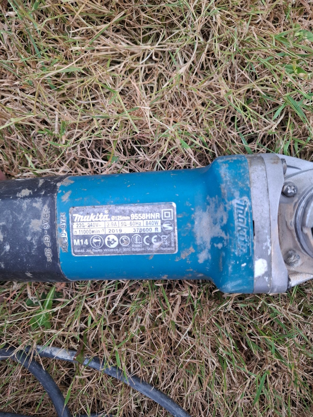 Makita 9558 HNR voor onderdelen, Doe-het-zelf en Bouw, Ophalen, Gebruikt, 700 tot 1000 watt, Haakse handslijpmachine