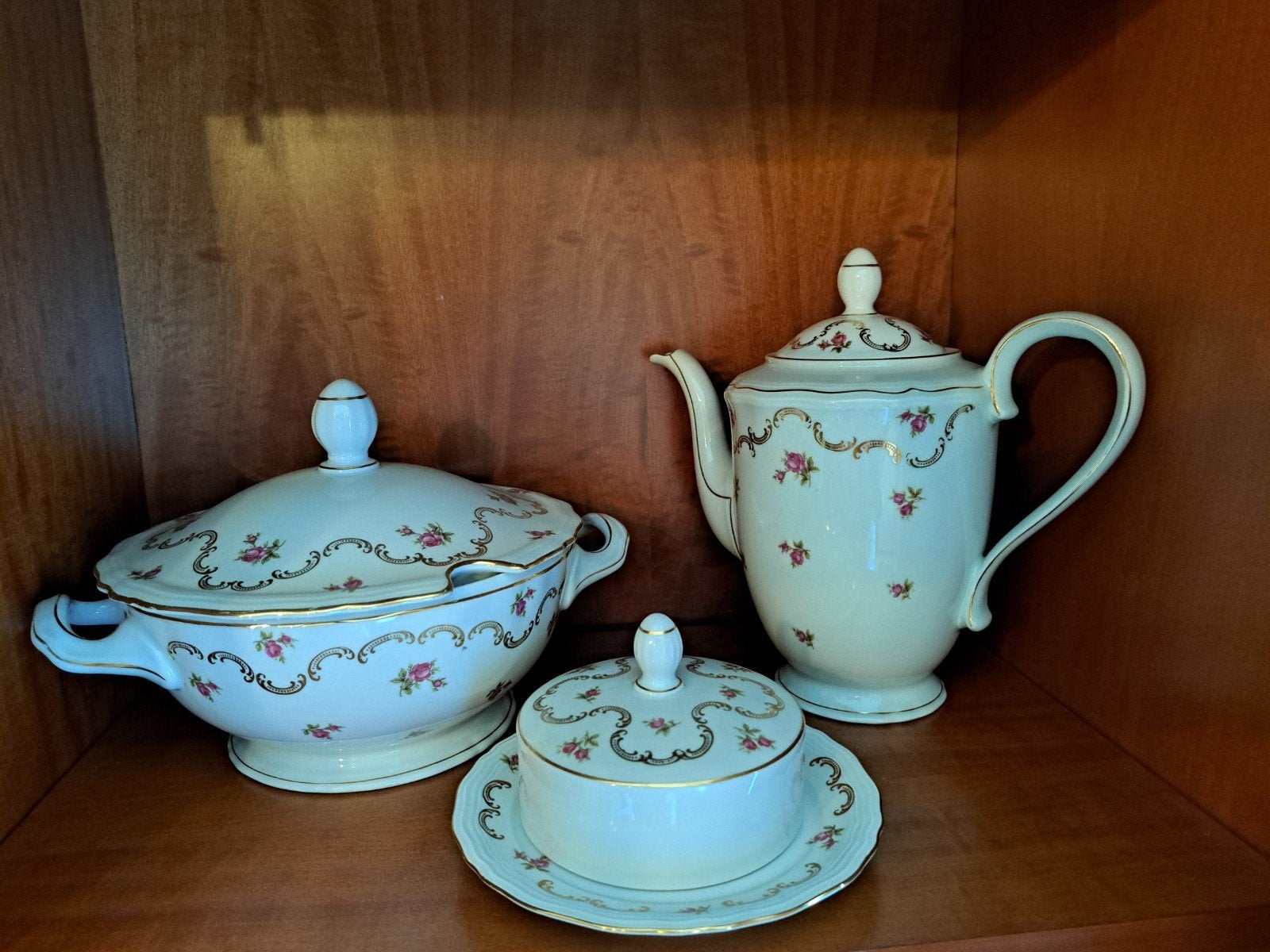 Koffiepot gouden rand, soepkom, botervloot. Geen barsten of, Antiek en Kunst, Antiek | Servies compleet, Ophalen