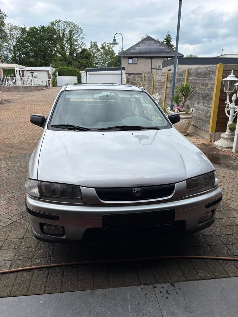 Mazda 323 van 1997 ,benzine 1500,109800 kms, Auto's, Zwart, Leder, Particulier, Zilver of Grijs