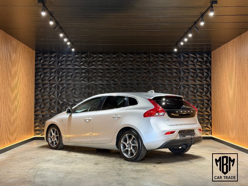 ✅ Volvo V40 1.6 D2 Ocean Race GARANTIE Navi Leder Trekhaak, Auto's, Volvo, Voorwielaandrijving, Euro 5, 88 g/km, Zwart