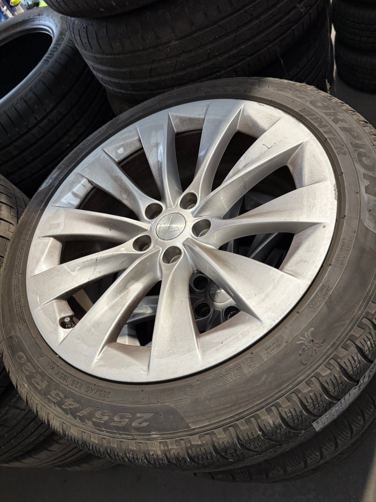 Tesla 20” velgen + bijna nieuwe winterbanden, Auto-onderdelen, Banden en Velgen, Ophalen, Banden en Velgen, Nieuw, Winterbanden