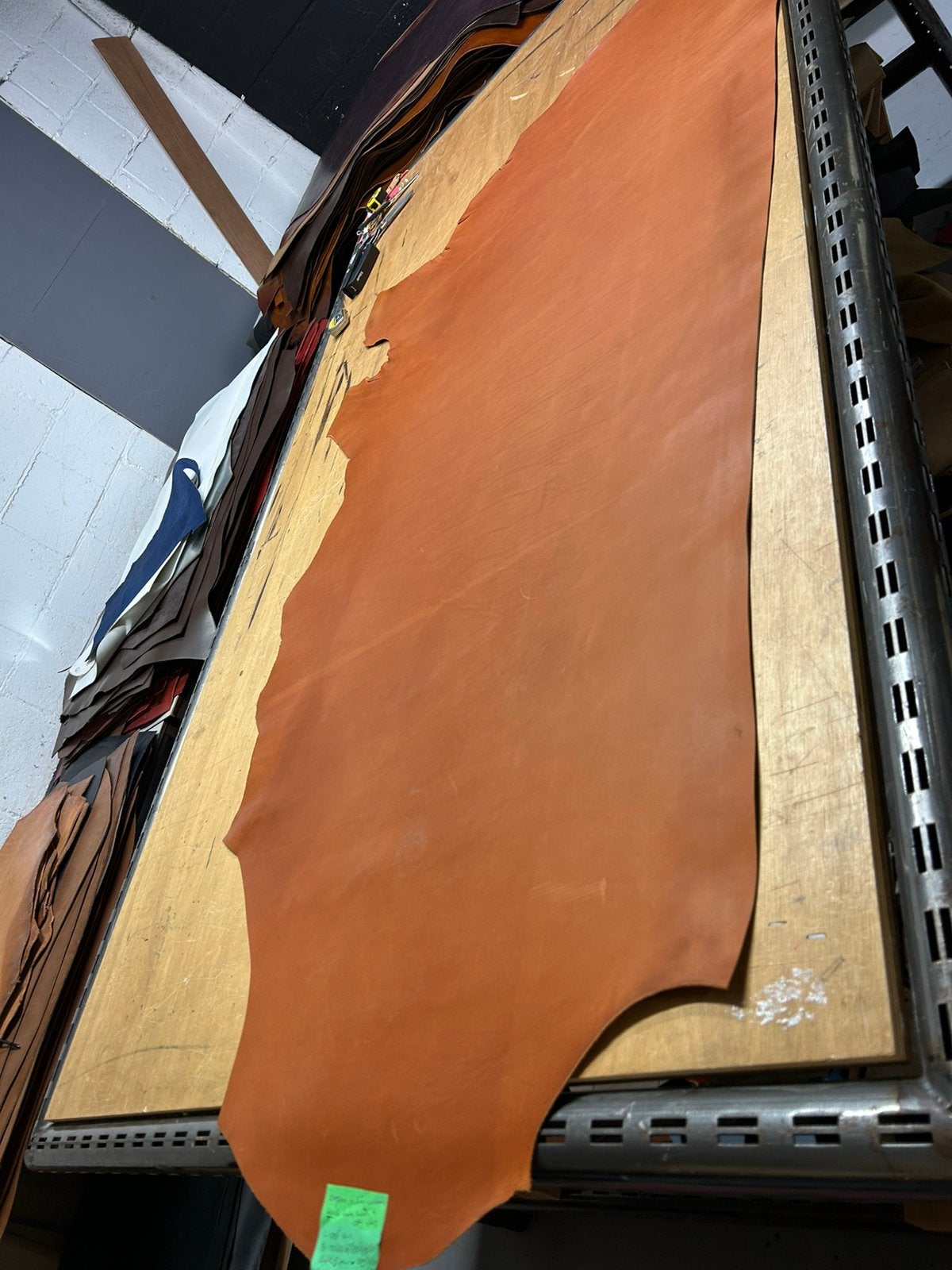 Cognac patina-vintage kalfs halve huid 1.5mm iets stug A3, Ophalen of Verzenden, Zo goed als nieuw