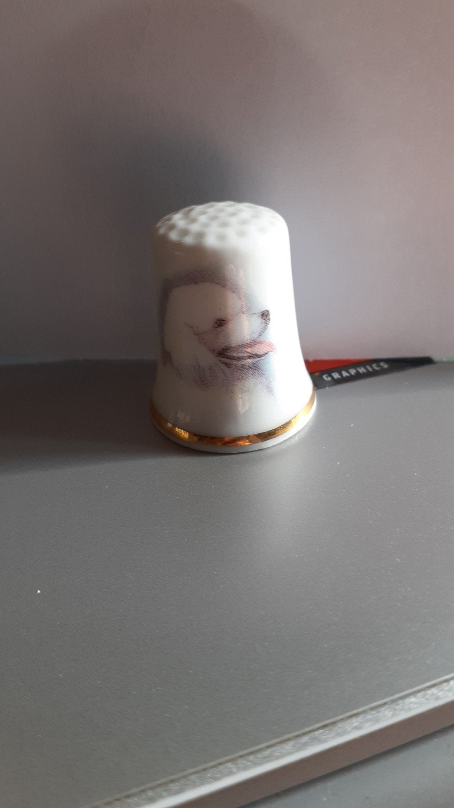 dés a coudre de collection porcelaine serie chien (3), Verzamelen, Vingerhoedjes, Ophalen of Verzenden, Zo goed als nieuw, Porselein