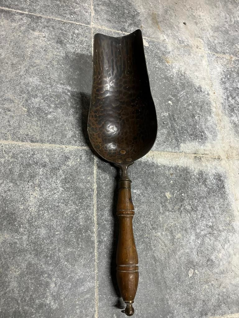 Pelle à charbon en cuivre, Enlèvement