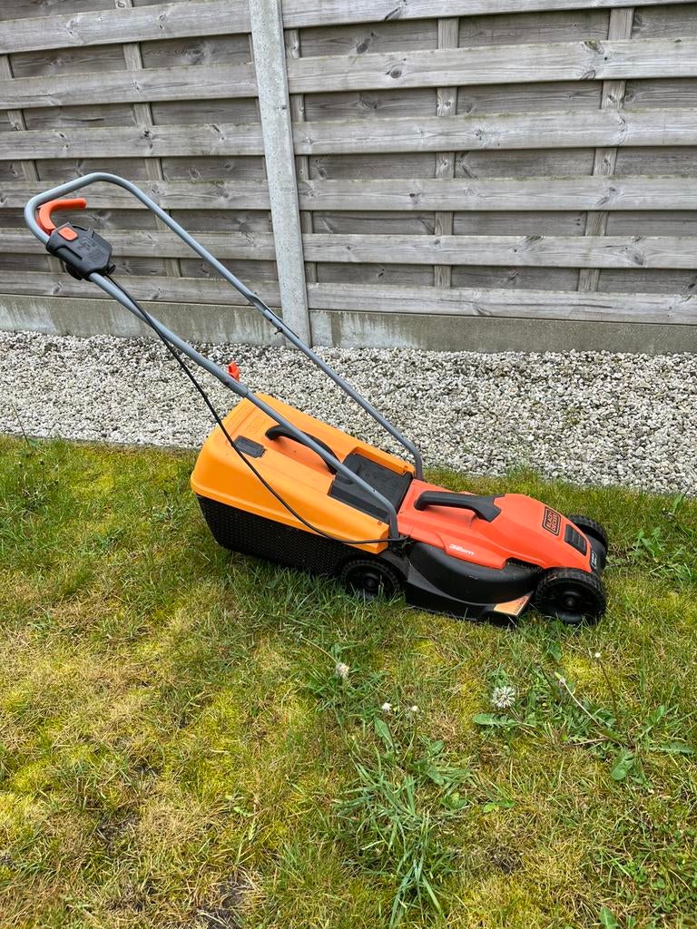 Grasmachine Black en Decker, Jardin & Terrasse, Tondeuses à gazon, Démarrage électrique, 30 à 39 cm, Enlèvement, Utilisé
