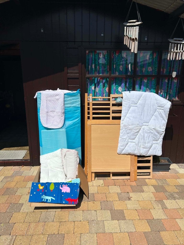 Kinderbedje met matras , donsdeken ...., eetstoel, Ophalen, Gebruikt, Ledikant