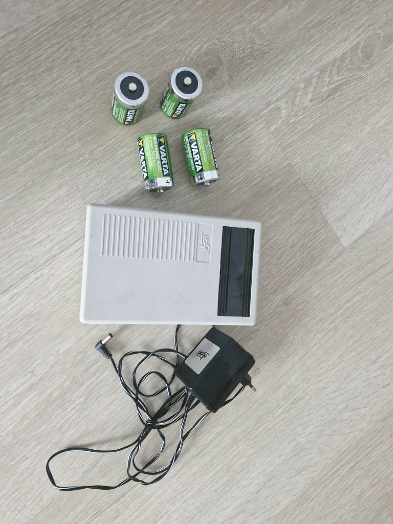 Lot chargeur de piles + 4 piles rechargeables VARTA, Enlèvement, Utilisé