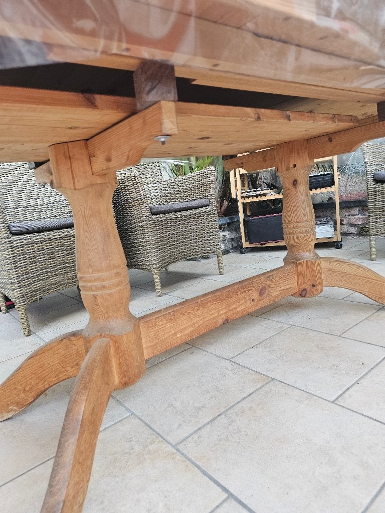 GRANDE TABLE PIN MASSIF ET CHAISES RÉSINE TRESSÉE, Maison & Meubles, Enlèvement, Comme neuf