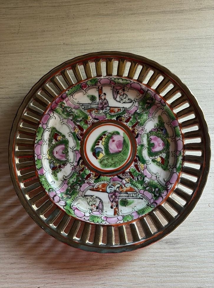 Belle assiette à médaillon vintage en forme de rose chinoise, Antiquités & Art, Enlèvement ou Envoi