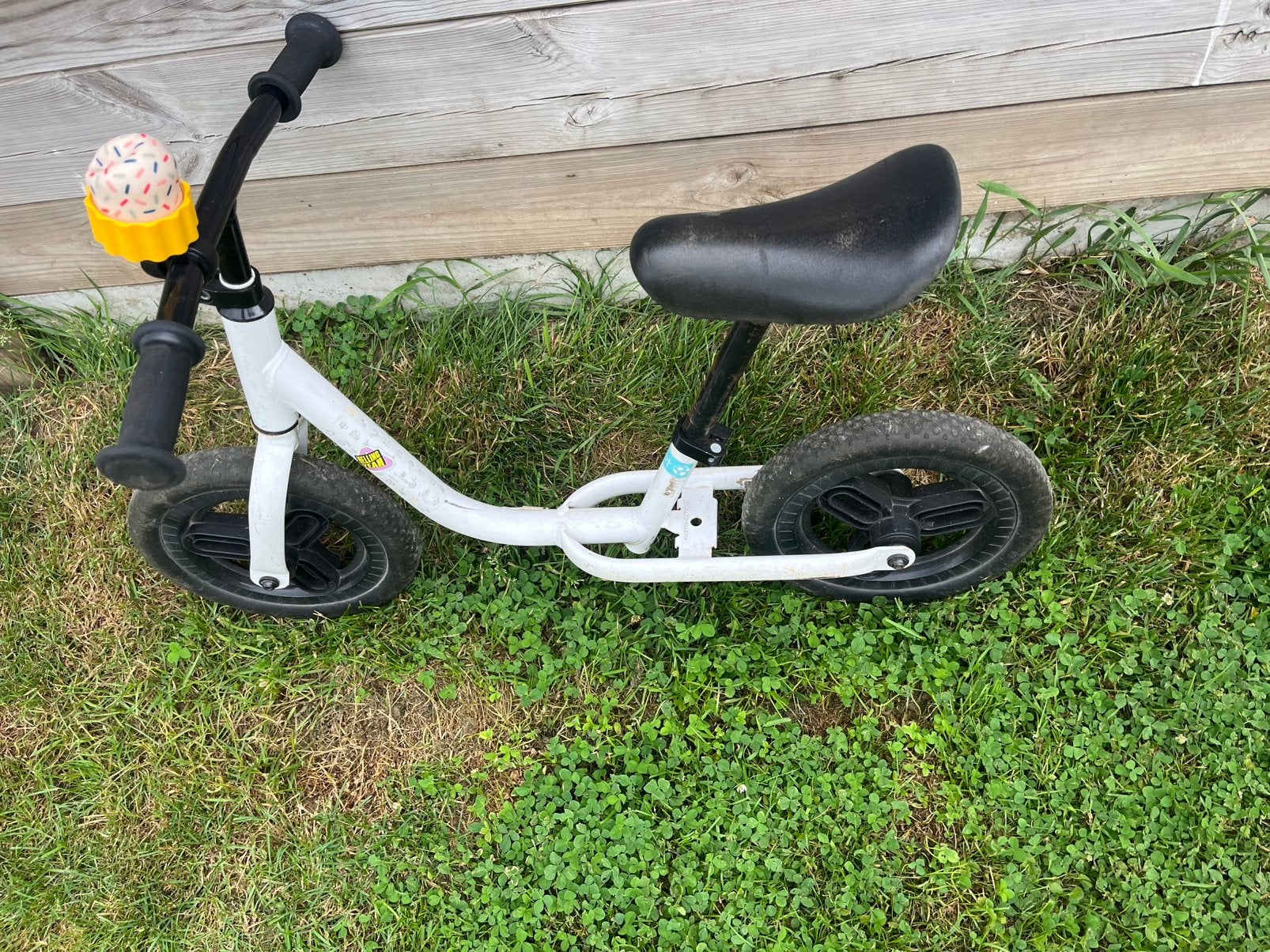 Loopfiets in wit/zwarte kleur “ Decathlon, Ophalen, Gebruikt, Loopfiets