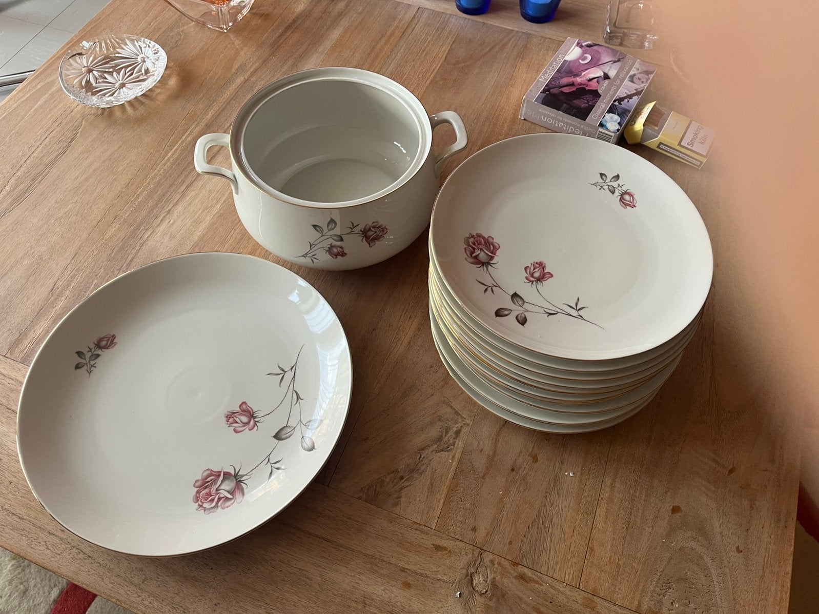 Assiettes et soupière en porcelaine, Assiettes(s), Enlèvement ou Envoi, Vintage, Utilisé