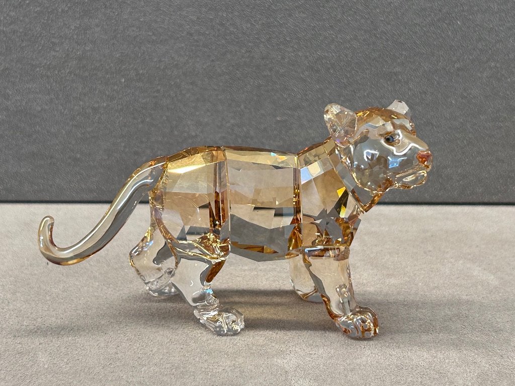 Swarovski SCS 2010 Tijgerjong  staand, Verzamelen, Swarovski, Ophalen of Verzenden, Nieuw, Figuurtje