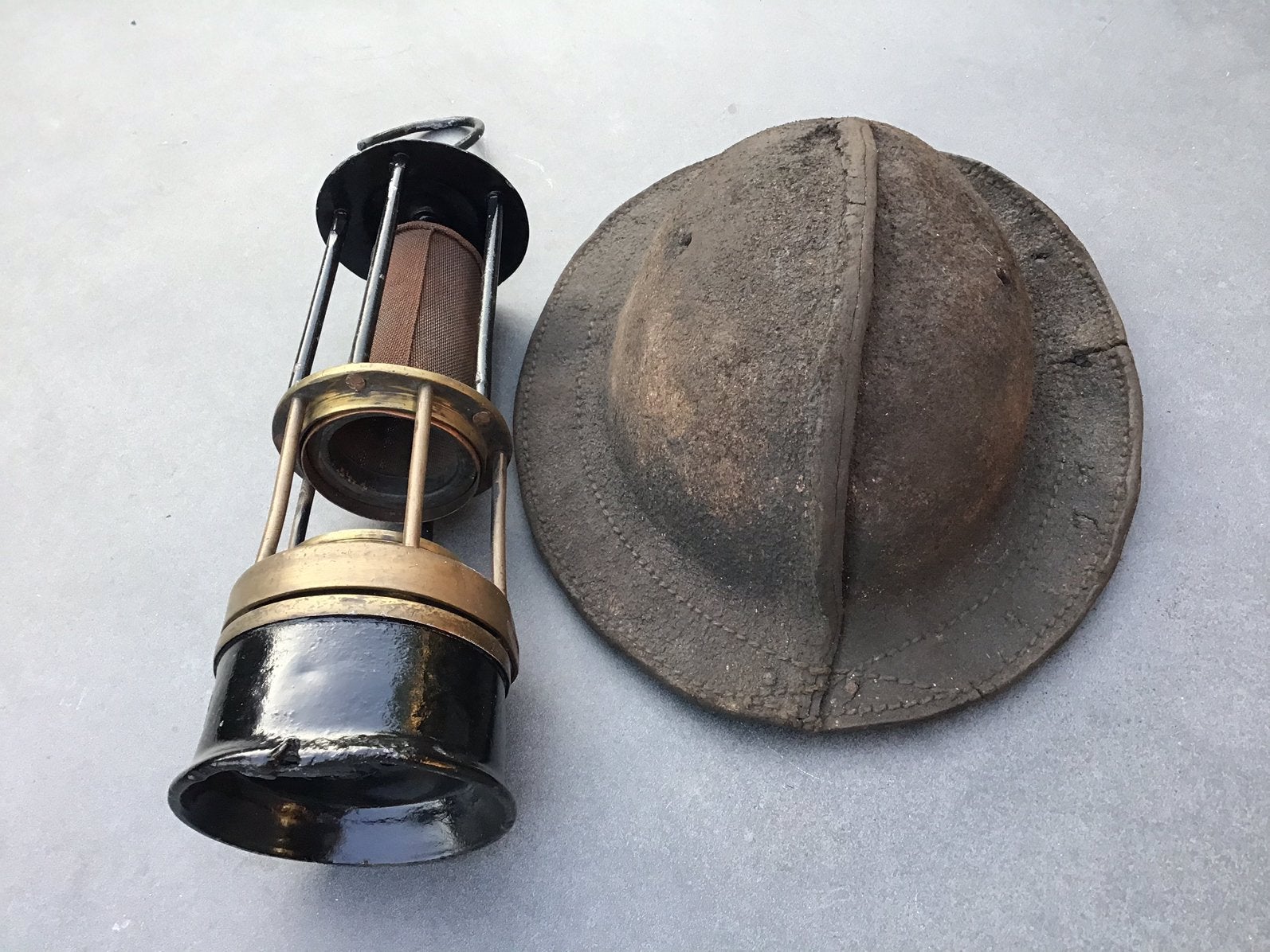 Oude mijnlamp met authentieke mijnwerkershelm, Antiek en Kunst, Antiek | Gereedschap en Instrumenten, Ophalen of Verzenden