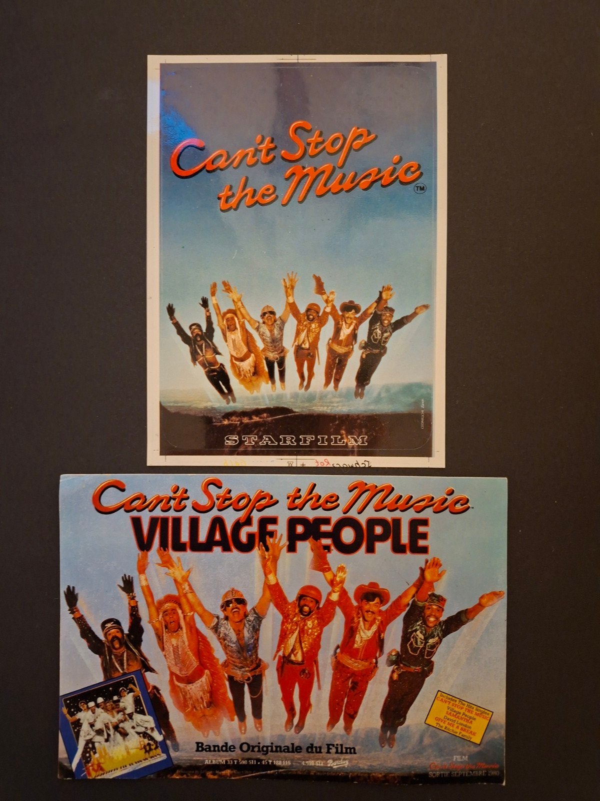 2 stickers Village People Cantona arrête la musique, Enlèvement ou Envoi, Comme neuf, Autres types