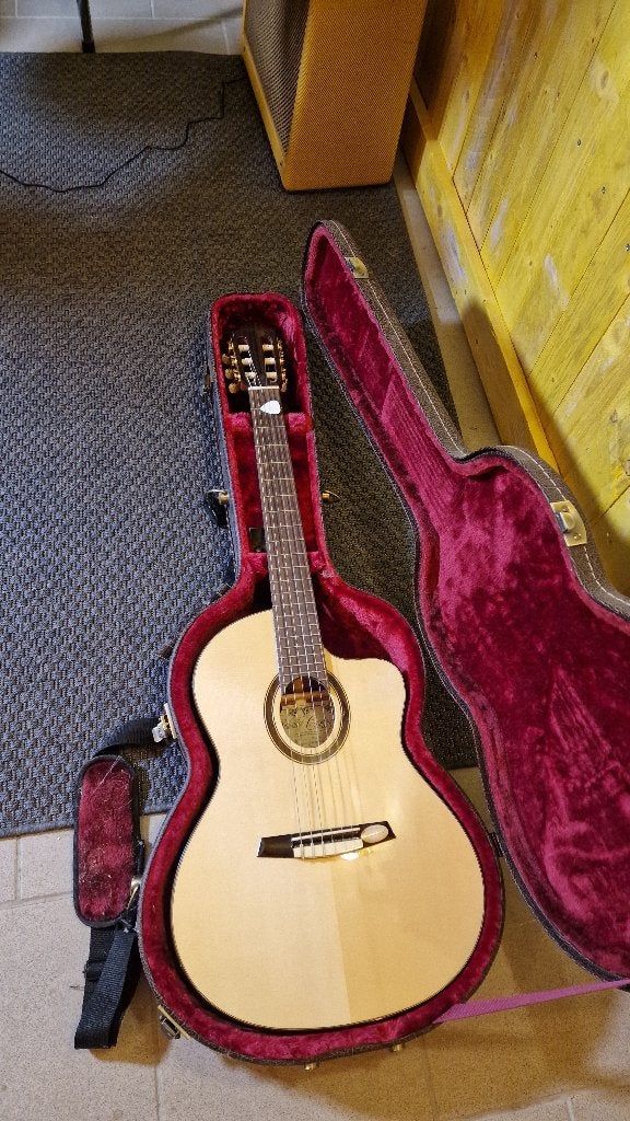Salvador Cortez CS-205 électro-classique + étui rigide, Musique & Instruments, Instruments à corde | Guitares | Acoustiques, Enlèvement