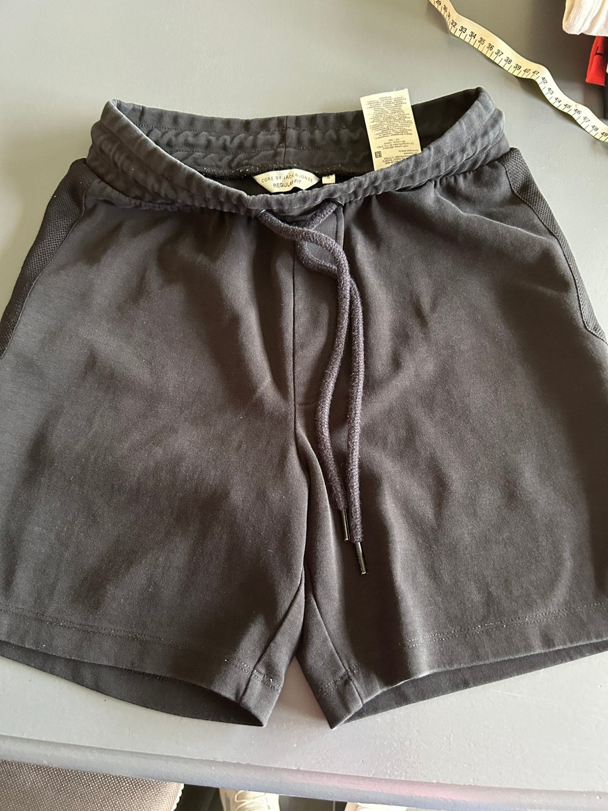 Zwarte broek, Ophalen