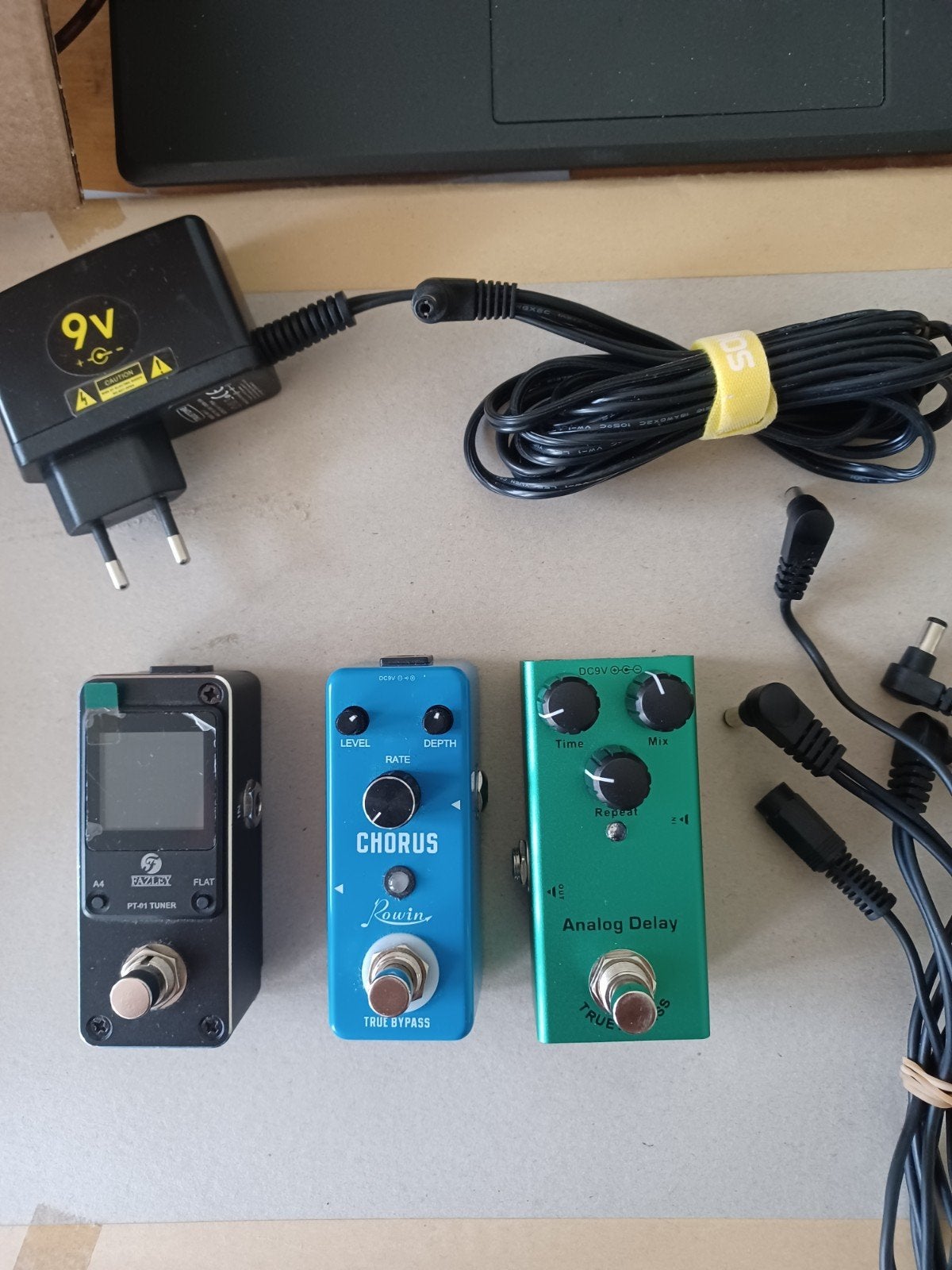 tuner-delay-chorus  adaptor en patch kabels, Musique & Instruments, Enlèvement ou Envoi, Comme neuf, Chorus