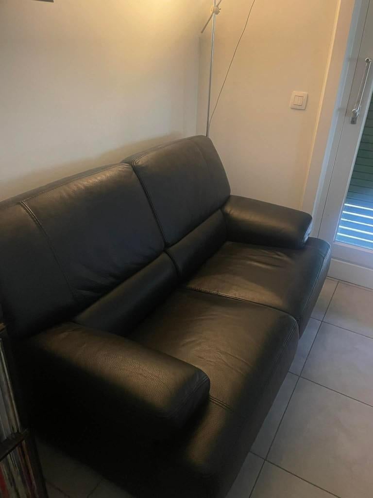 zetel zwart leder MILANO SALOTTI, Huis en Inrichting, Zetels | Zetels, Ophalen, Tweepersoons, Zo goed als nieuw, Rechte bank