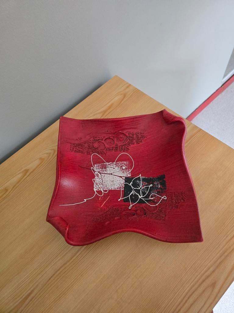 Plat en terre cuite, Enlèvement